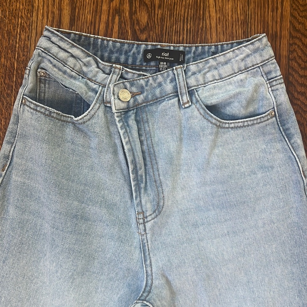 Missguided Riot High Rise Mom Jeans - Picture 3 of 5